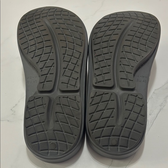 Oofos Gray Flip Flop Sandals - Picture 5 of 6